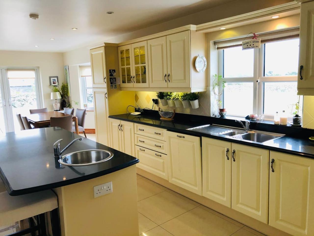 Connemara. 3 Bedroom, 8 Bed, Holiday Home Galway Esterno foto